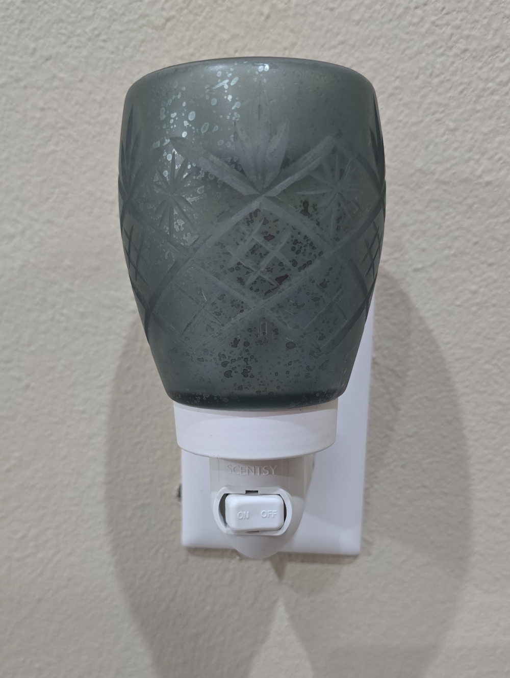Scentsy "Vintage Glass" Etched Plug-In Mini Warmer